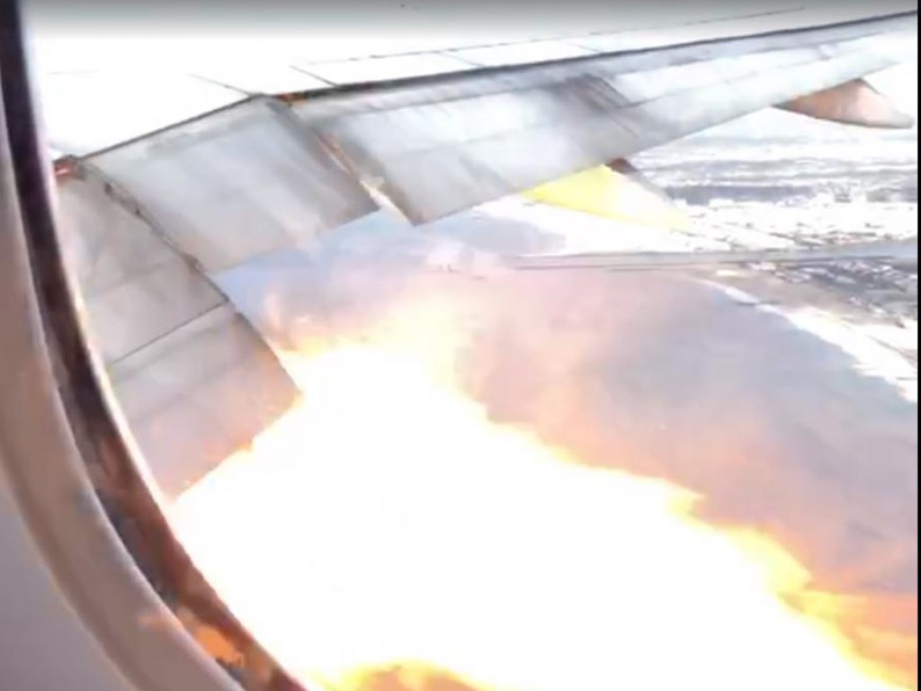 Огненный полет: пассажиру Boeing удалось снять на видео горящий двигатель самолета (ФОТО, ВИДЕО)
