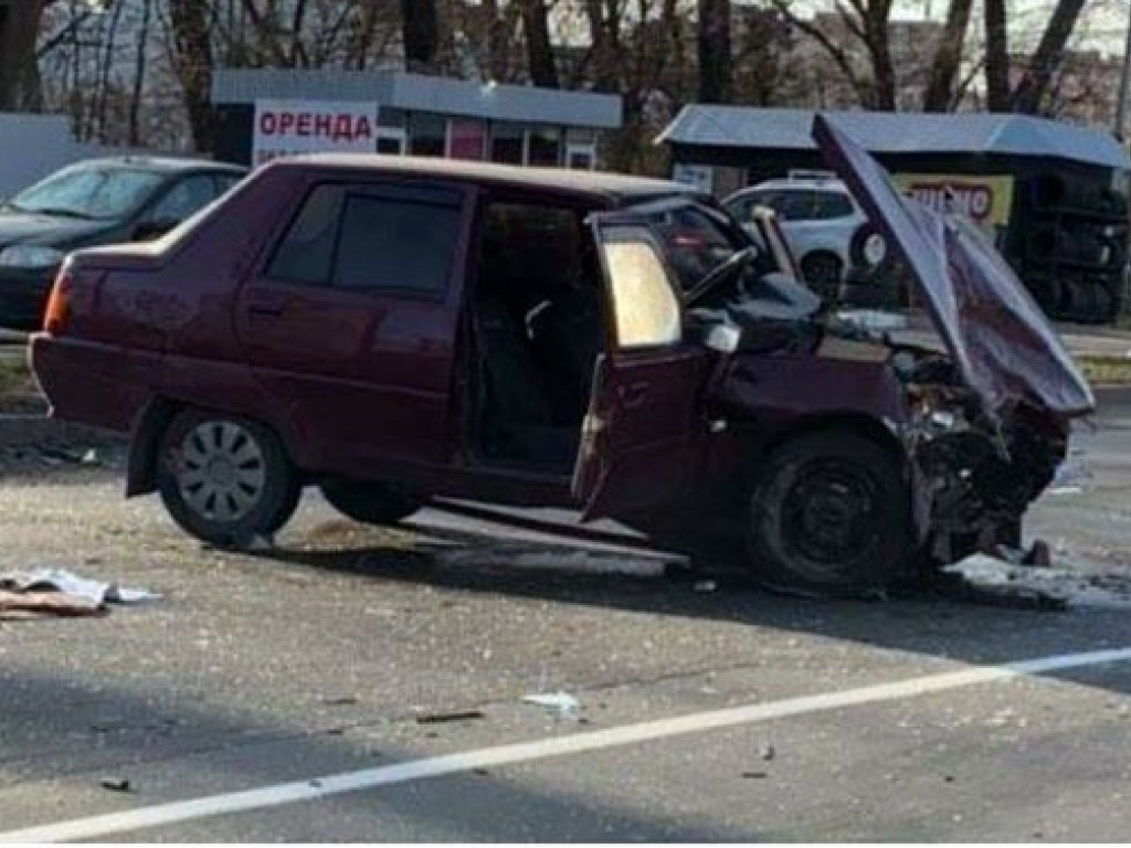 Под Киевом столкнулись Mercedes и Славута: водителя с места аварии увезла «скорая» (ФОТО)