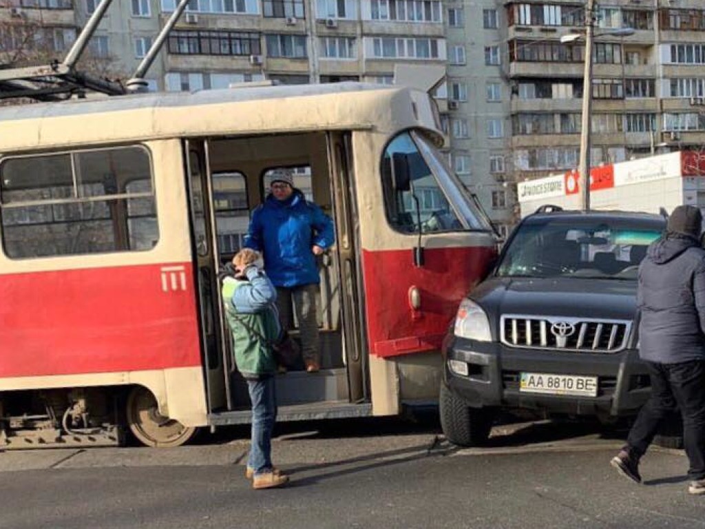 На Оболони в Киеве трамвай протаранил внедорожник Toyota с неосмотрительным водителем (ФОТО)