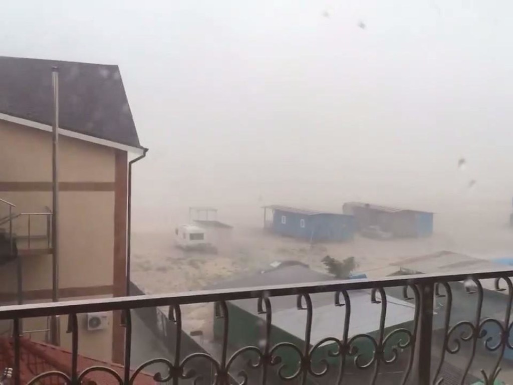 Затопило 40 баз отдыха: В сети появилось видео урагана в Кирилловке