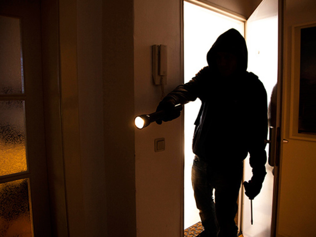 «Готов к ограблению, в живых не оставлять»: воры-домушники пишут на дверях квартир специальные знаки (ФОТО)