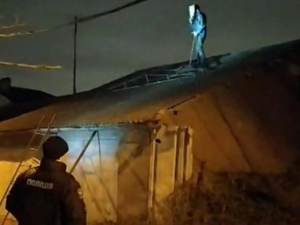 В Одессе вооруженный топором мужчина сбежал из психбольницы: залез на крышу и ранил полицейского (ФОТО)