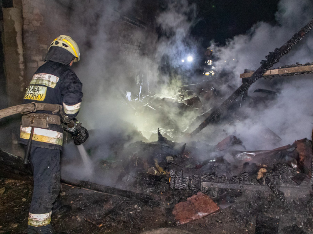 В Днепре горел частный дом: огнем полностью уничтожено здание, погиб мужчина (ФОТО)
