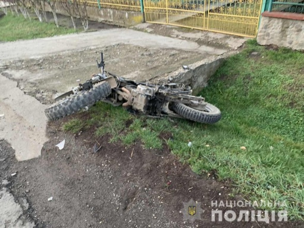 Пострадали 2 подростков: На Закарпатье столкнулись легковушка и мотоцикл (ФОТО)