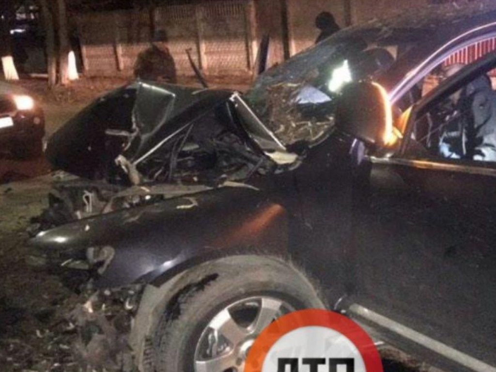 Пострадали 3 человека: В Броварах пьяный водитель Volkswagen врезался в дерево (ФОТО)
