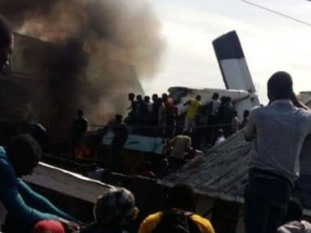 В Конго самолет упал на жилые дома: 24 погибших (ФОТО, ВИДЕО)