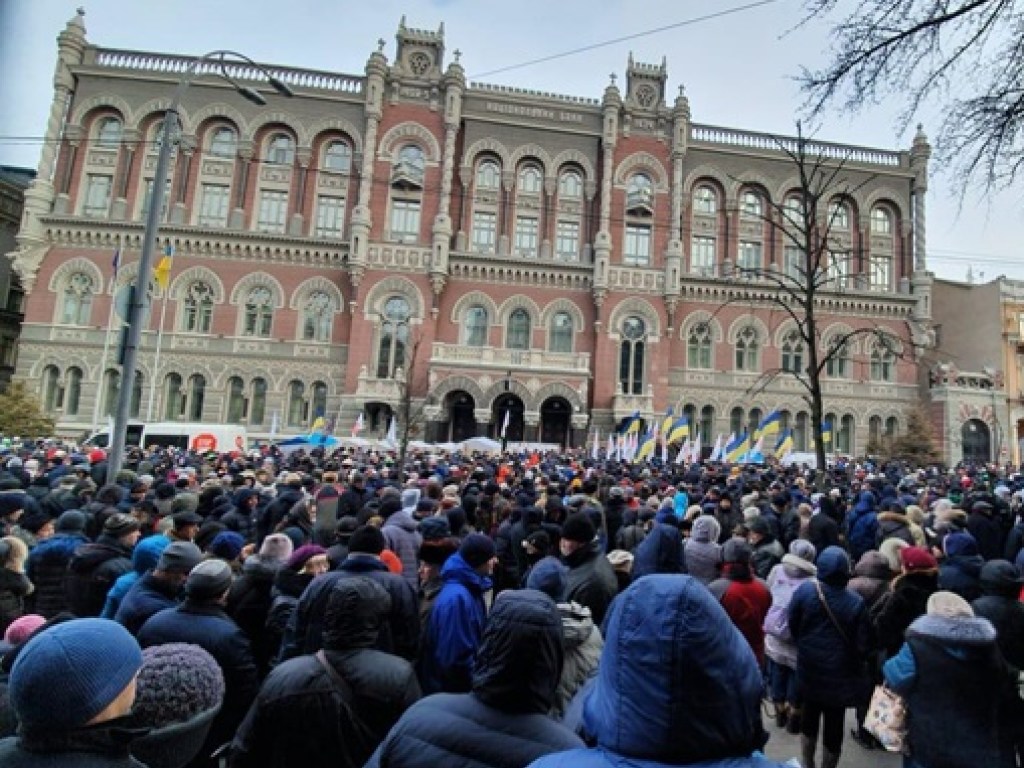Требовали отставки Смолия и Рожковой: митингующие штурмовали здание НБУ (ФОТО, ВИДЕО)