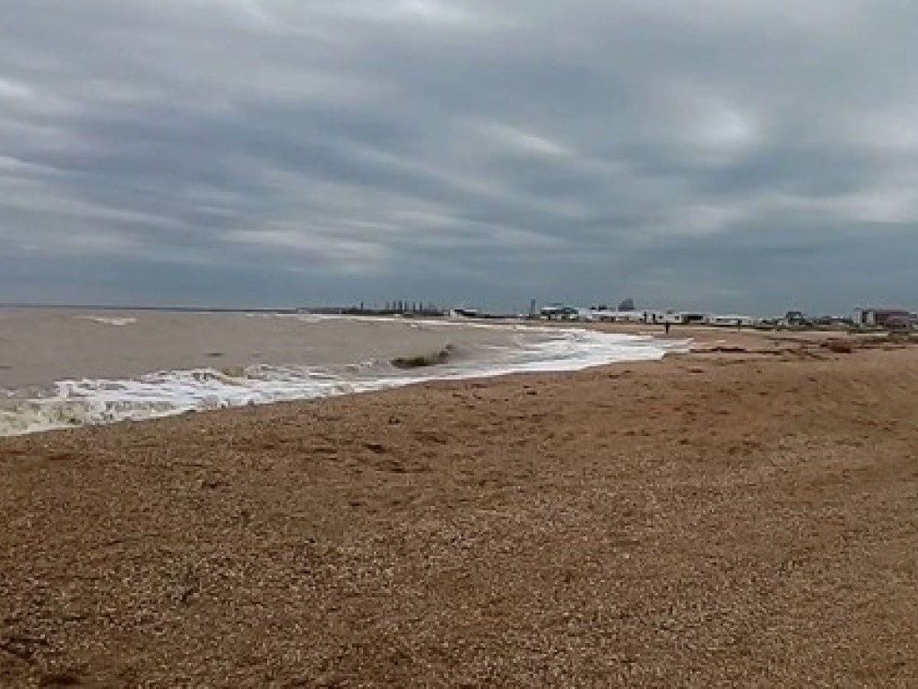 В Азовском море из-за аномалии не стало воды на полтора километра (ВИДЕО)