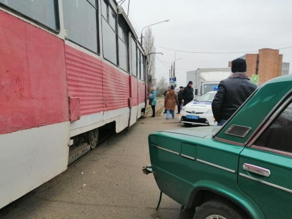 В Николаеве ВАЗ столкнулся с трамваем (ФОТО)