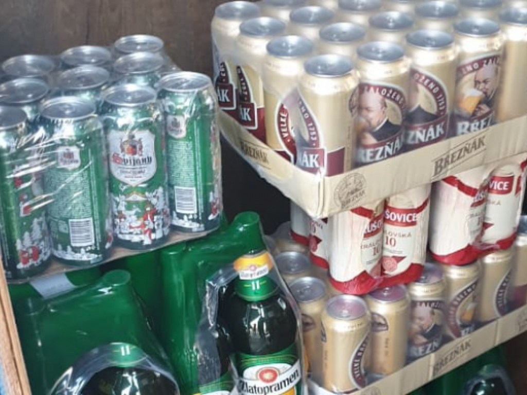 Водитель Mercedes Sprinter пытался провезти незаконно в Украину 95 литров чешского пива (ФОТО)