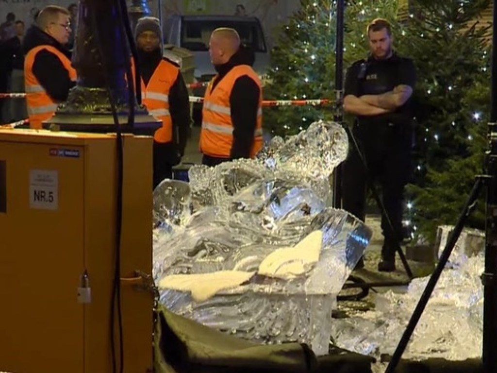 В Люксембурге ледяная статуя убила ребенка (ФОТО, ВИДЕО)
