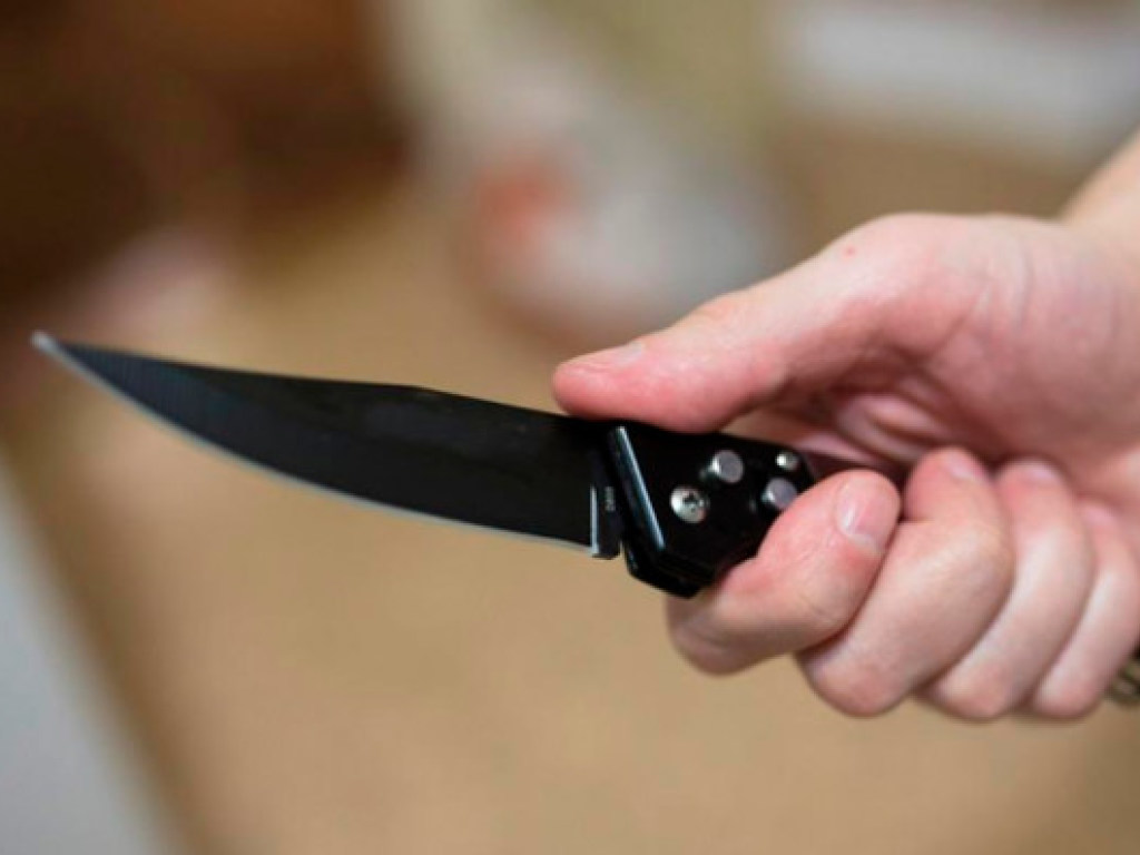 В Житомире гость вместо приветствия ударил ножом в живот хозяина дома