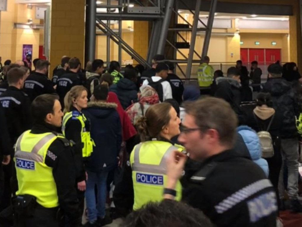 В британском кинотеатре полиция остановила массовую стычку подростков (ФОТО, ВИДЕО)
