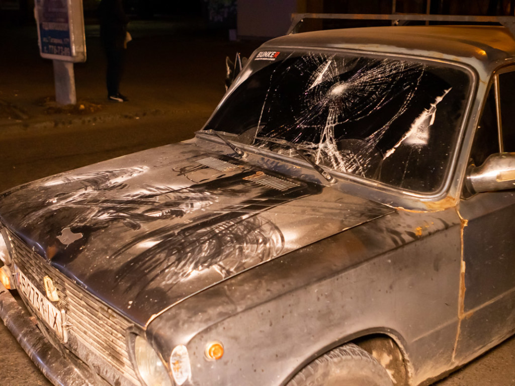 Водитель ВАЗ сбил 19-летнего пешехода возле ТРЦ в Днепре (ФОТО, ВИДЕО)