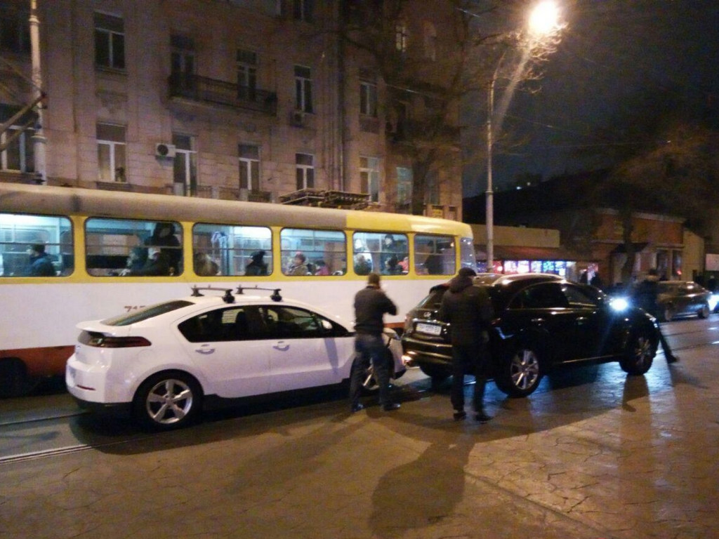 В центре Одессы произошло ДТП на трамвайных путях (ФОТО)