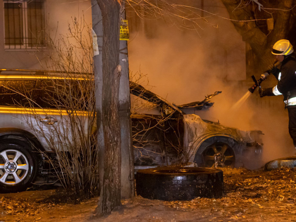 Во дворе жилого дома в Днепре сгорела Volvo (ФОТО, ВИДЕО)