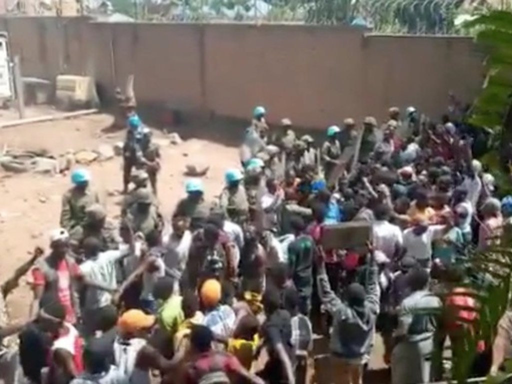 Требуют вывода миротворческой миссии ООН: протестующие в Конго штурмуют базу ООН