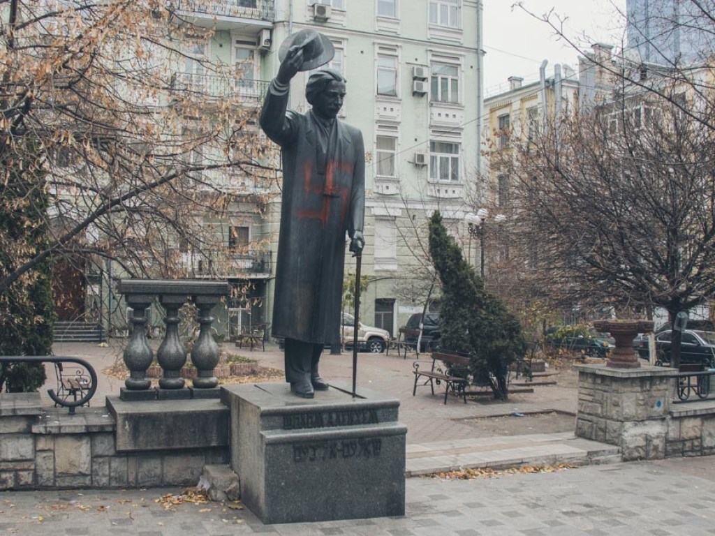Неизвестные осквернили свастикой памятник Шолом-Алейхему в центре Киева (ФОТО)