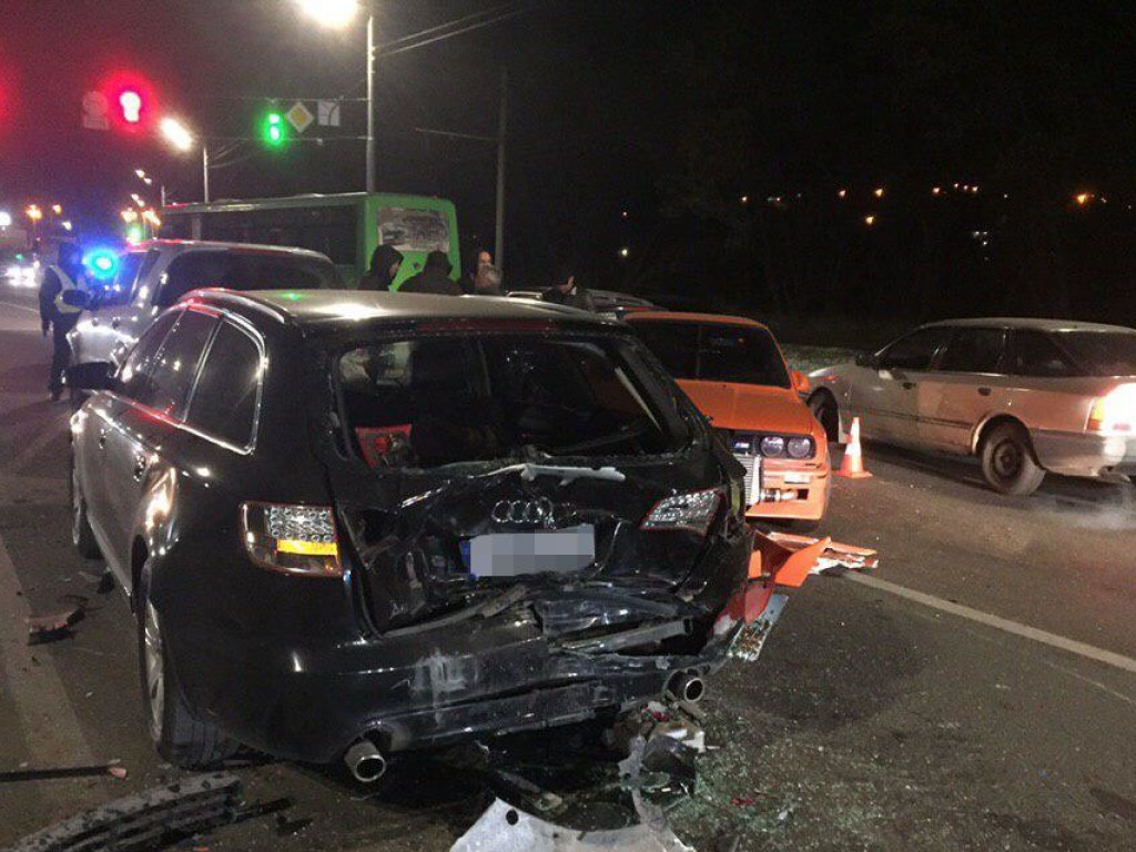 В Харькове произошло ДТП с участием пяти автомобилей, есть пострадавший (ФОТО)