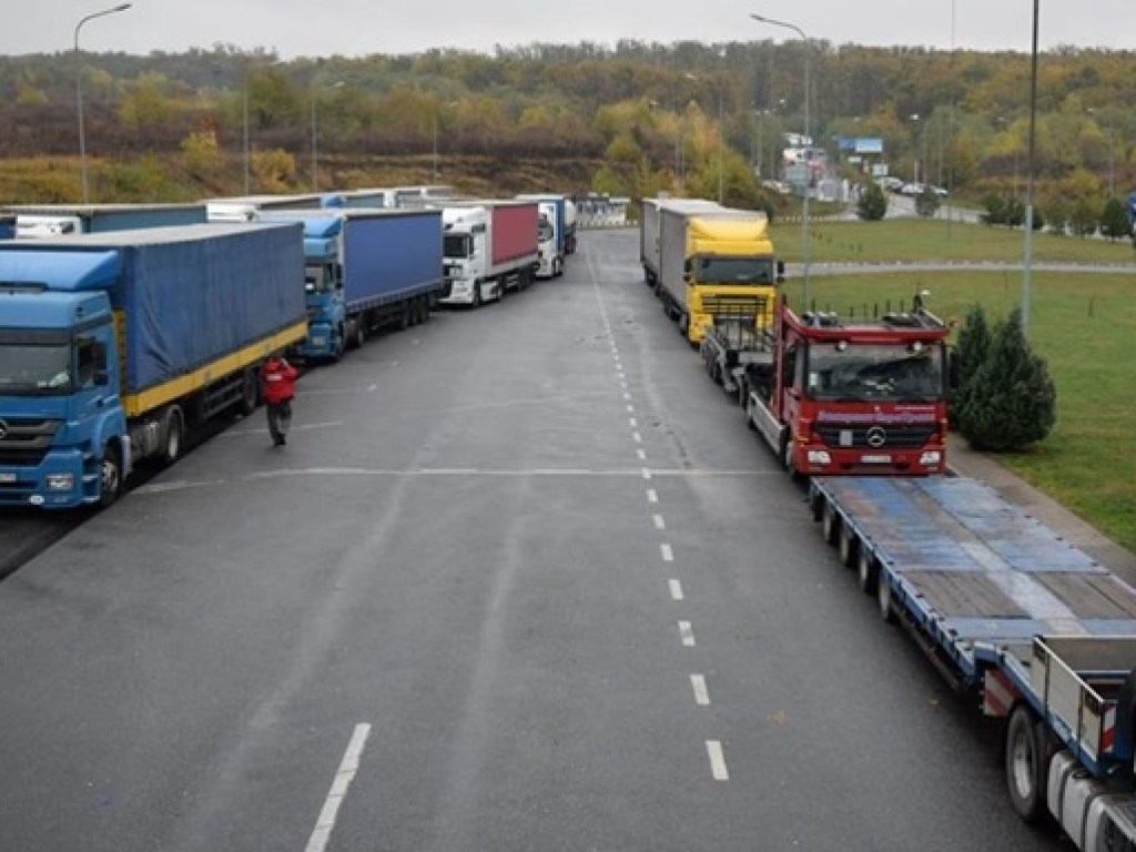 На украинско-словацкой границе скопилась очередь в 300 грузовиков (ФОТО, ВИДЕО)