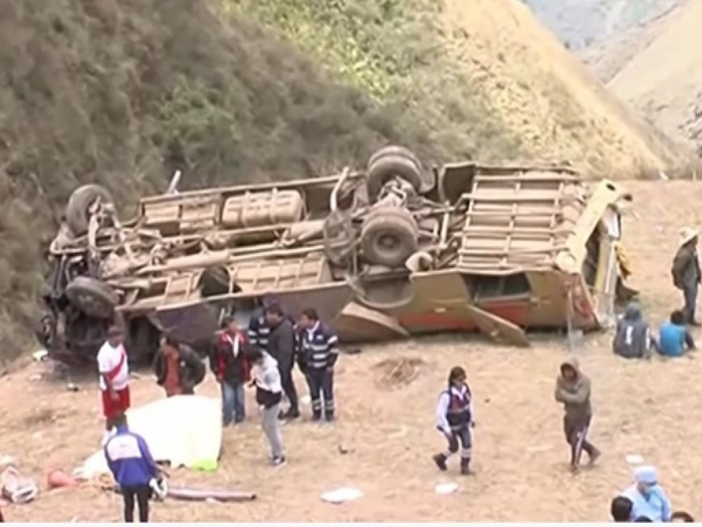 Автобус с пассажирами рухнул в ущелье в Перу, есть жертвы (ФОТО)