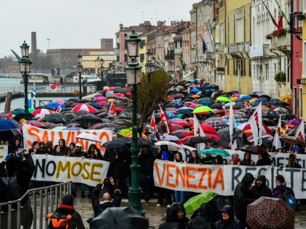 Массовые протесты начались в Венеции против наводнений и круизных лайнеров