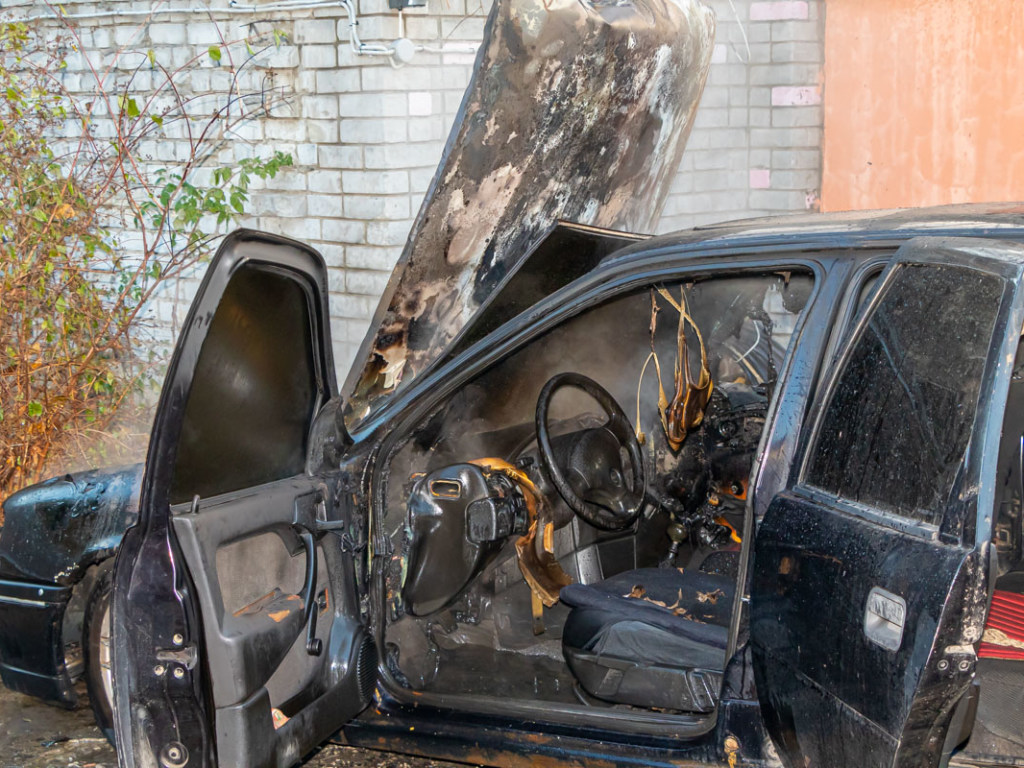 В Днепре сгорел Opel Vectra (ФОТО)