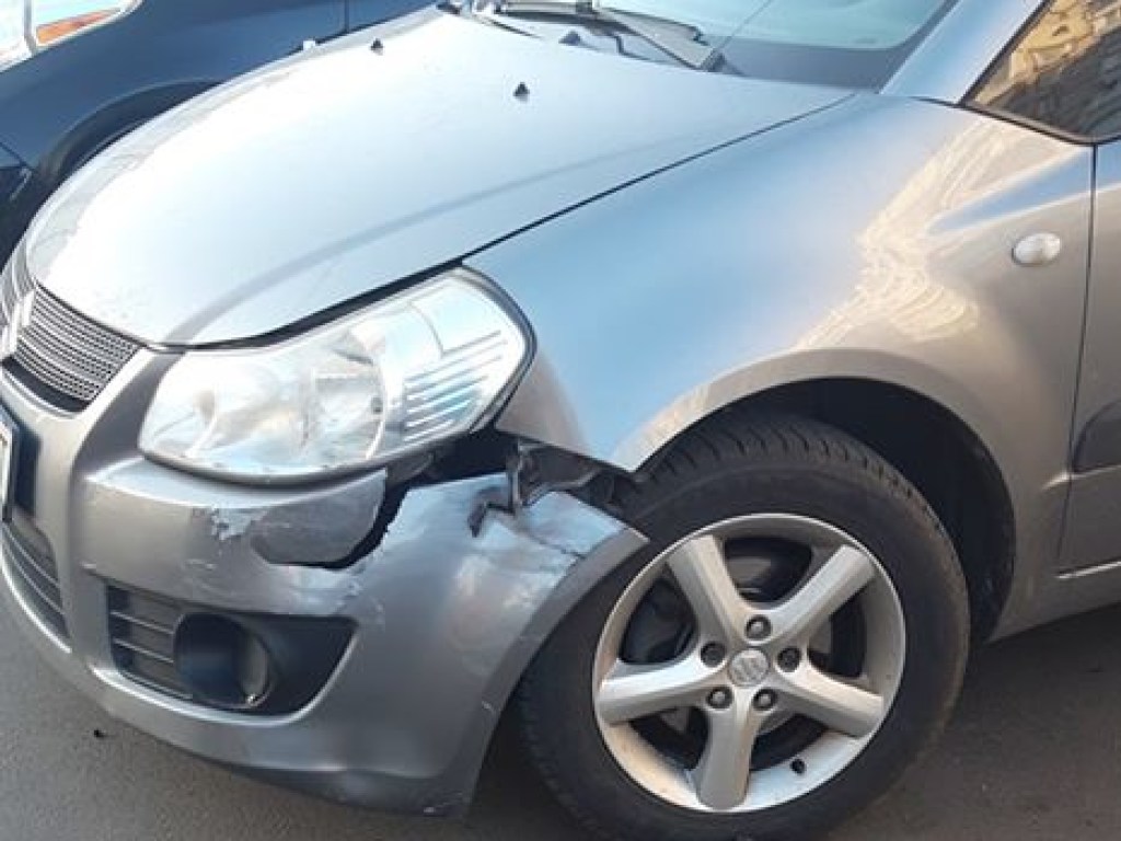 У авто повреждены бампер и фара: В Киеве водитель Kia Sorento протаранил иномарку (ФОТО)