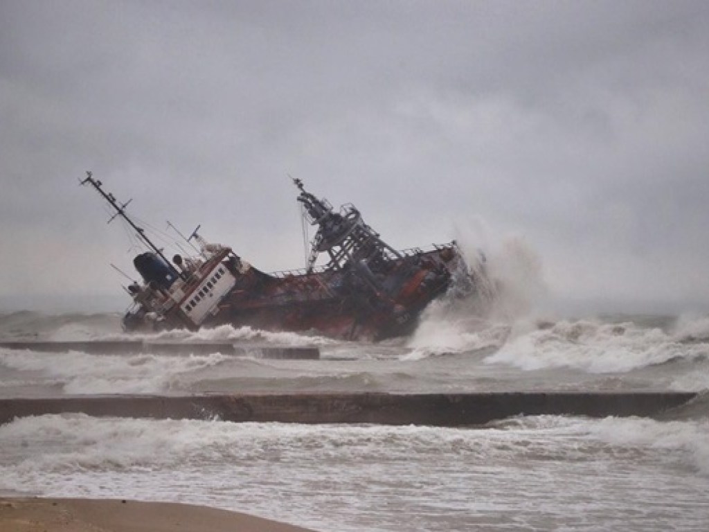 Крушение танкера под Одессой: появились данные о загрязнении популярного пляжа