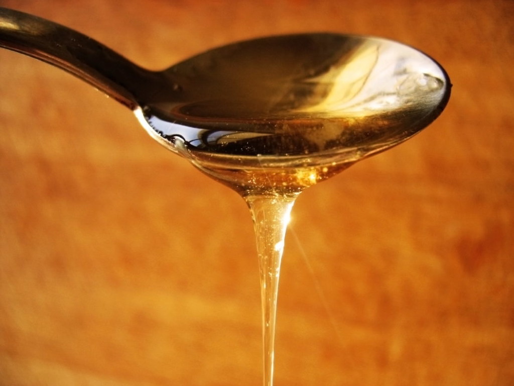 Врач: ложка меда заменит леденцы от кашля и антисептики
