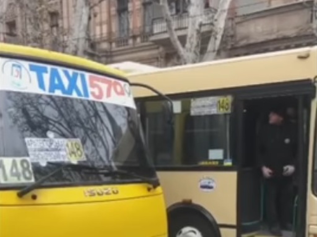 В центре Одессе водители маршруток устроили кулачные разборки прямо на оживленной дороге (ВИДЕО)