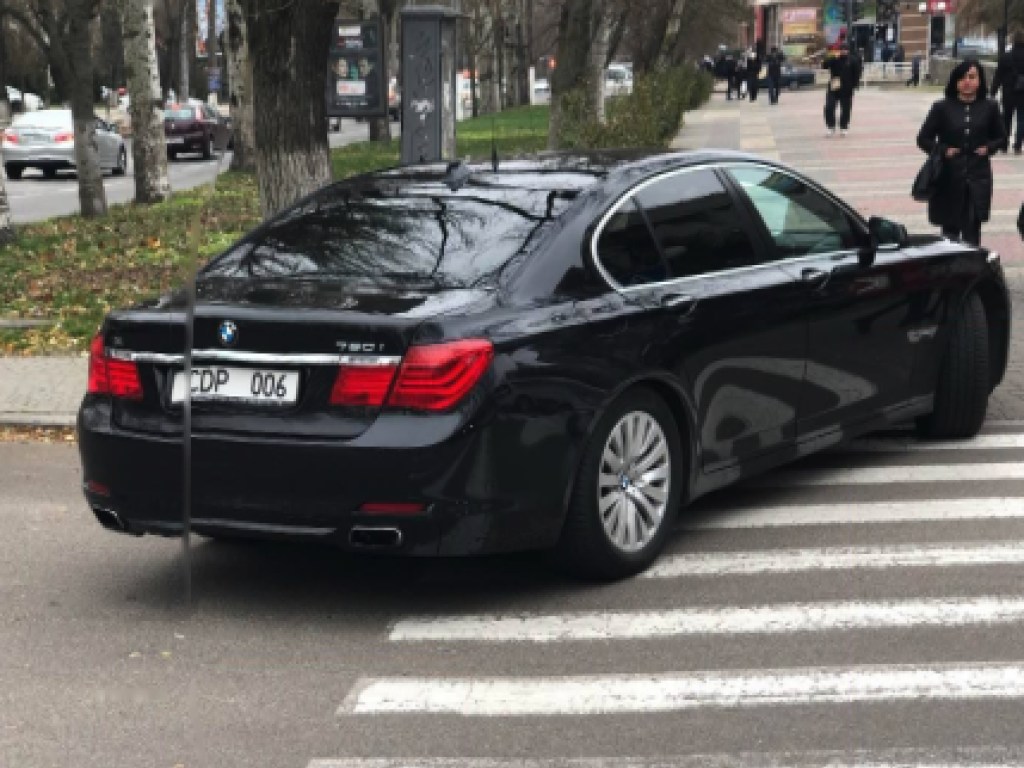 Оставили авто прямо на «зебре»: в Херсоне водитель посла Германии стал «героем парковки» (ФОТО)