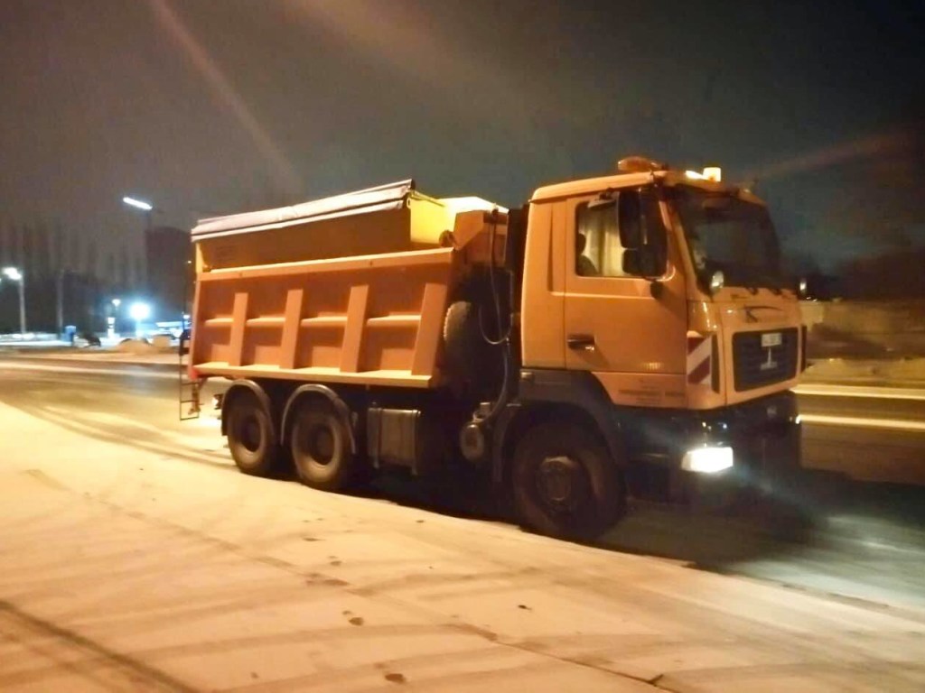 Ночью в Киеве выпал первый снег: на улицы столицы вывели спецтехнику (ФОТО)   