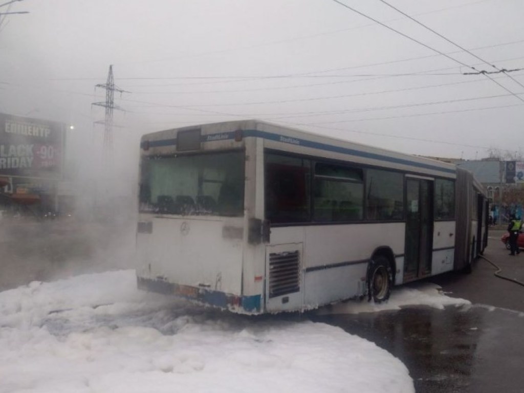В Николаеве у автовокзала вспыхнул автобус с пассажирами (ФОТО, ВИДЕО)