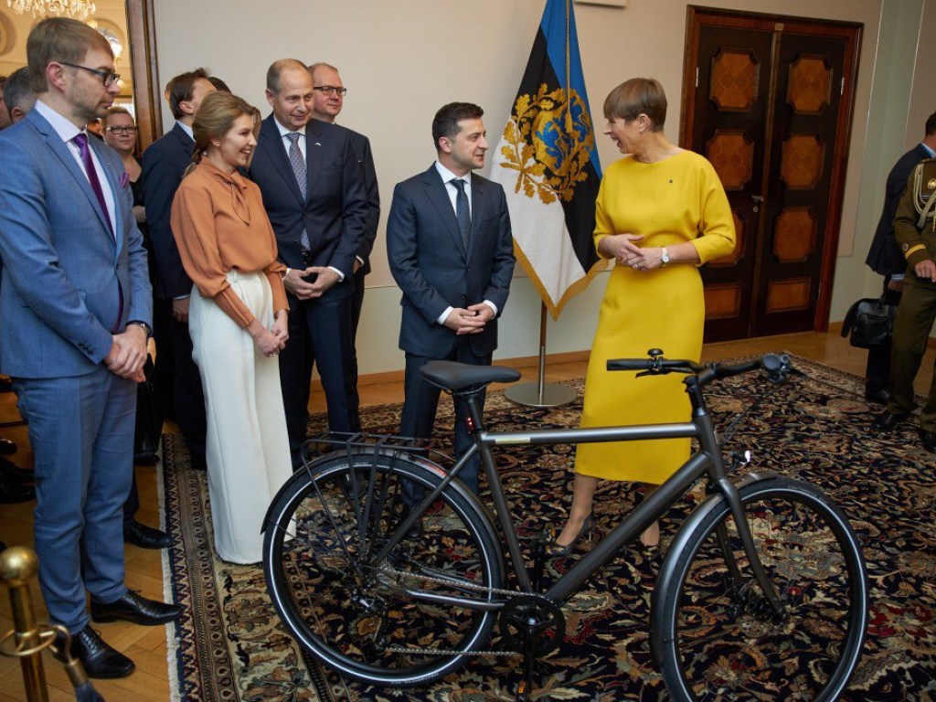 Президент Эстонии сделала Зеленскому неожиданный подарок (ФОТО)