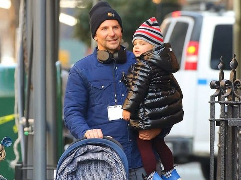 Ирина Шейк и Брэдли Купер по очереди гуляли в Нью-Йорке со своей дочерью (ФОТО)