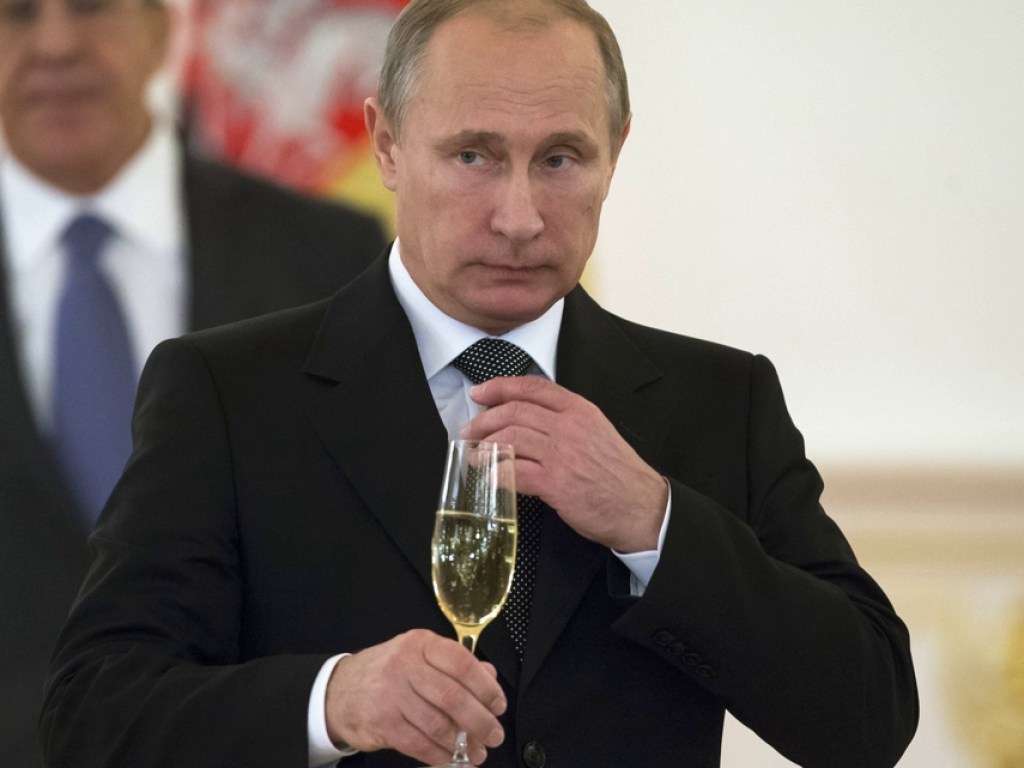 Путин совершил странную манипуляцию с бокалом шампанского (ВИДЕО)