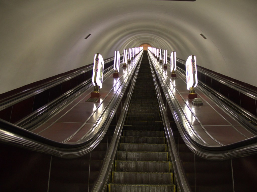 Из-за сломанного эскалатора пассажиры столичной подземки совершили марш-бросок по длинной лестнице