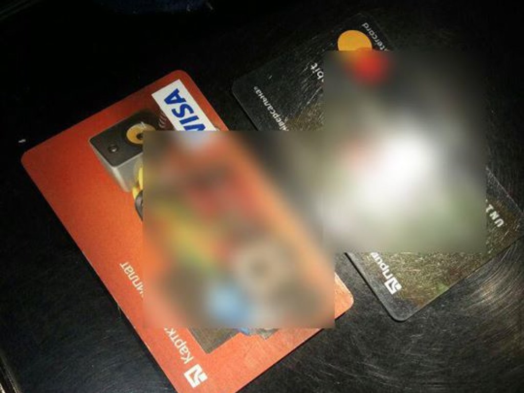 Украли банковские карты и сумки: в Днепре на улице избили и ограбили мужчину (ФОТО)