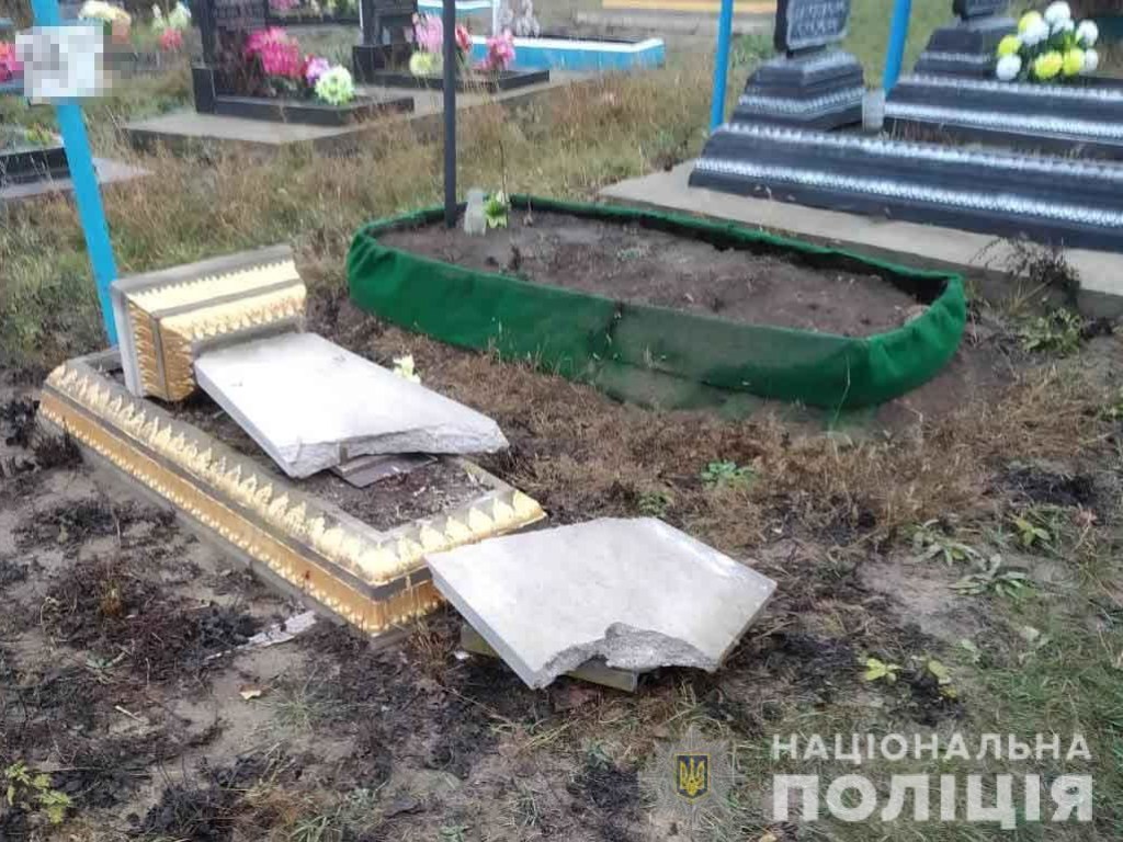 В Винницкой области несовершеннолетний вандал устроил погром на кладбище (ФОТО)