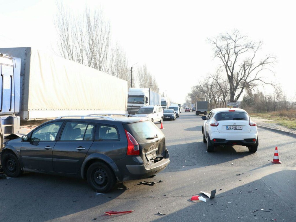 Пострадала девушка: В Днепре столкнулись Nissan, Ford и Renault (ФОТО)