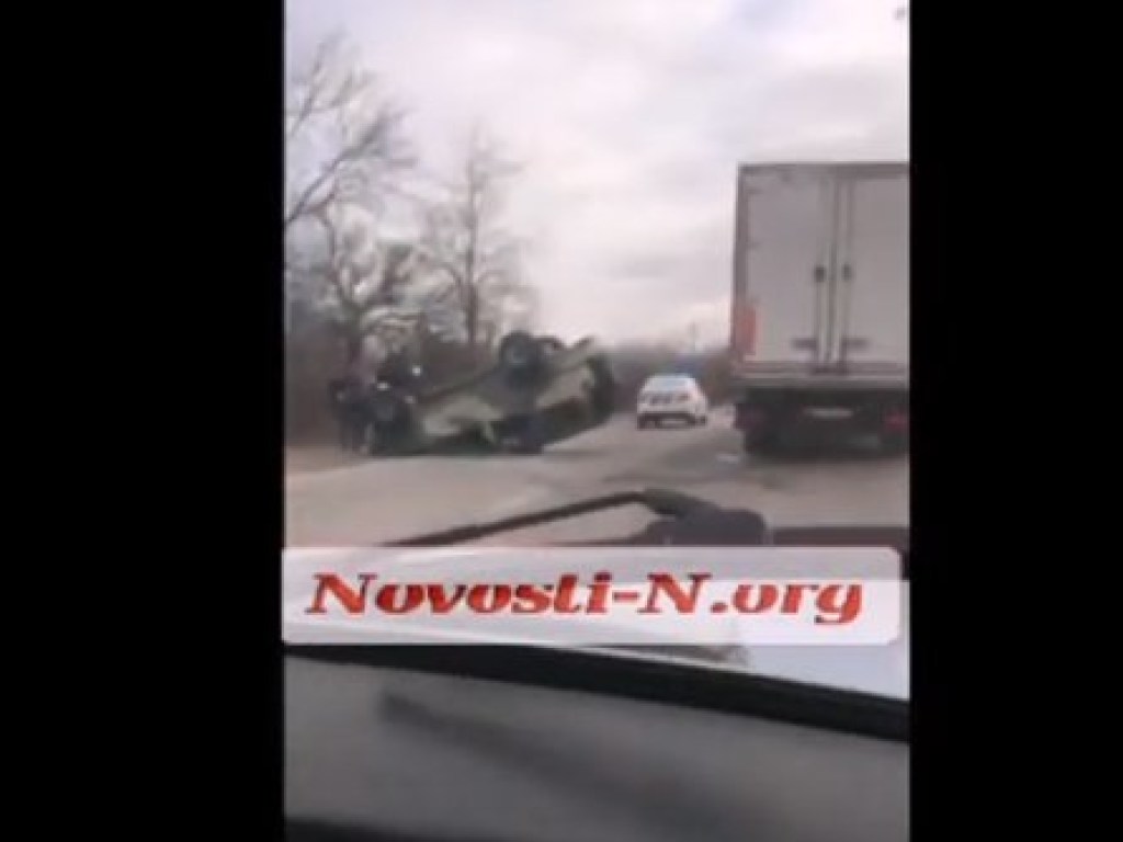 В Николаевской области после столкновения с «десяткой» перевернулся военный джип (ВИДЕО)