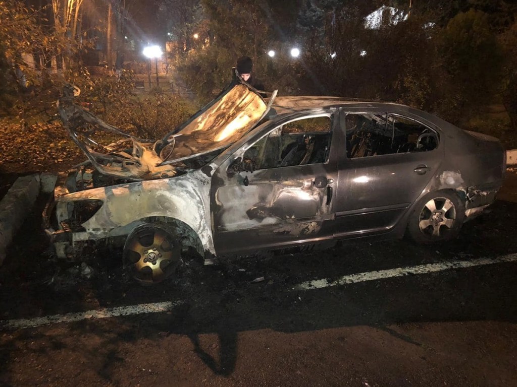 Ночью неизвестные подожгли автомобиль начальника Одесской таможни (ФОТО, ВИДЕО)
