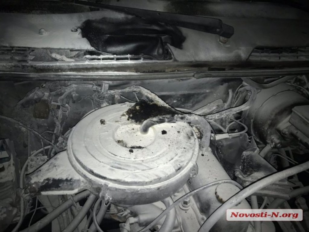 На Николаевском хлебзаводе ночью загорелся автомобиль (ФОТО)