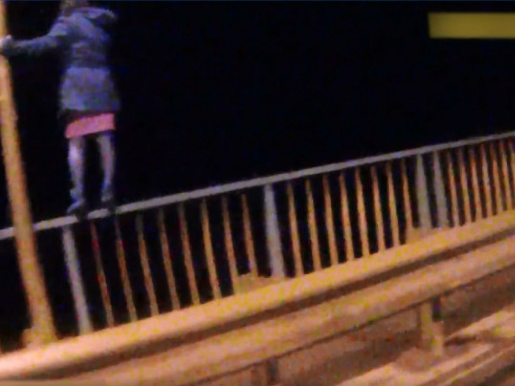 Пыталась спрыгнуть с моста: В Черновицкой области полицейские спасли женщину от самоубийства (ФОТО, ВИДЕО)