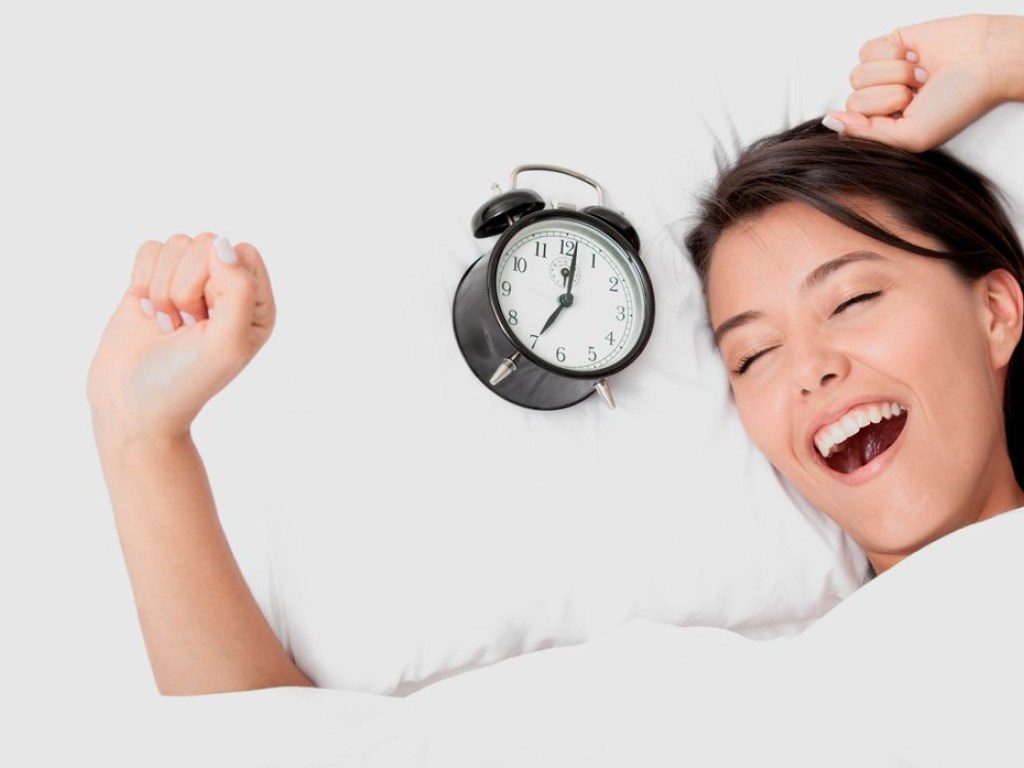 Перед сном стоит есть сладкое: врачи рассказали о причинах утренней усталости