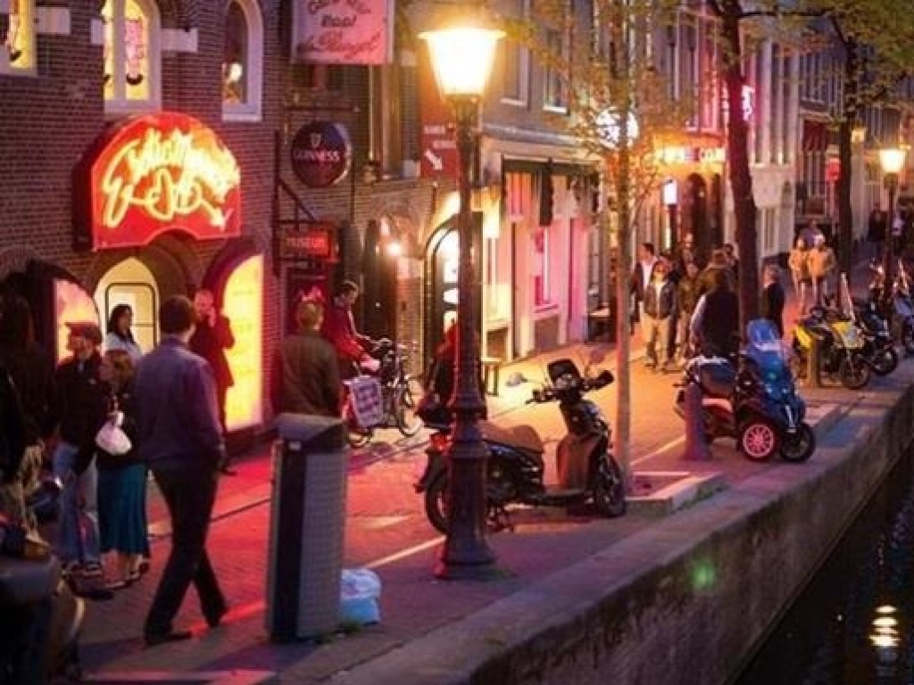 Власти Амстердама намерены отказаться от Квартала красных фонарей