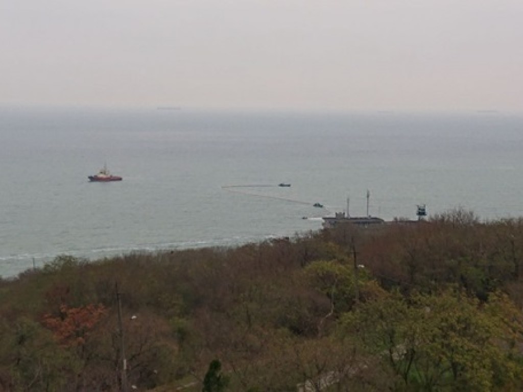 В Черное море в месте крушения танкера Delfi вылилось до 150 килограммов нефтепродуктов (ФОТО)
