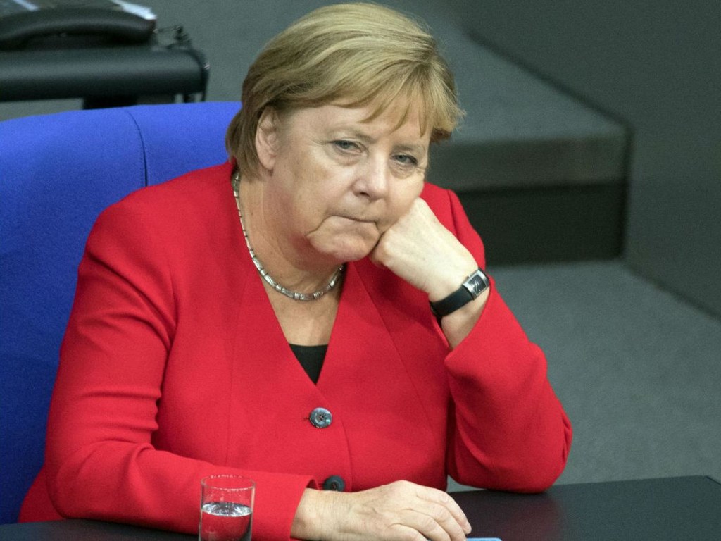 Меркель упала, поднимаясь на сцену (ВИДЕО)