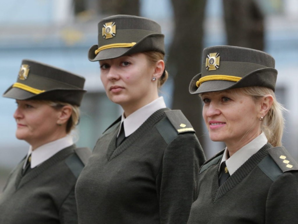 В Украине радикально изменили форму для женщин-военных (ВИДЕО)
